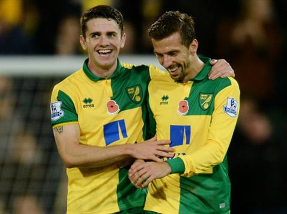 Gary O'Neil and Robbie Brady collide mid-air at Carrow Road. Canaries FC