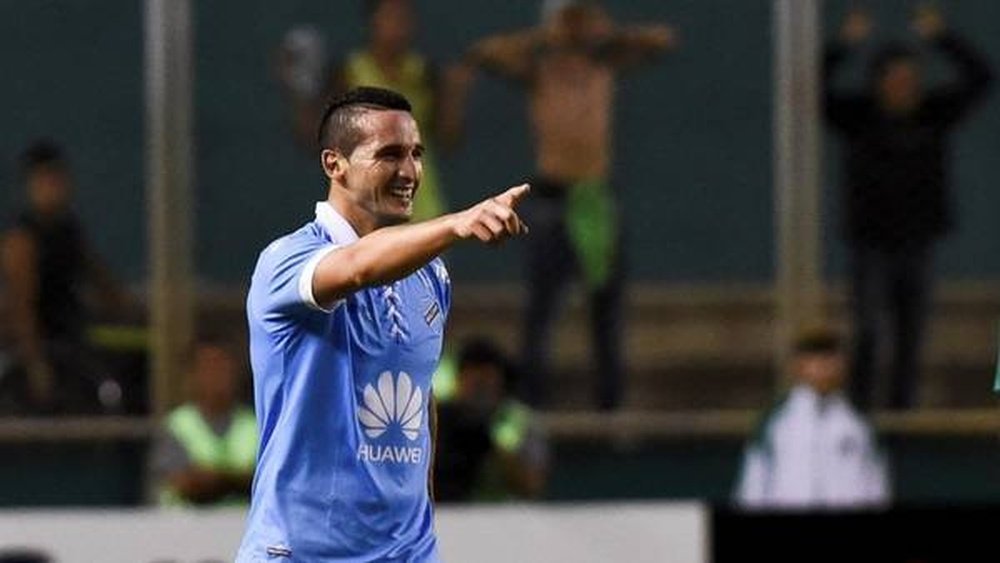 Gastón Cellerino celebra un gol con Bolívar. AFP