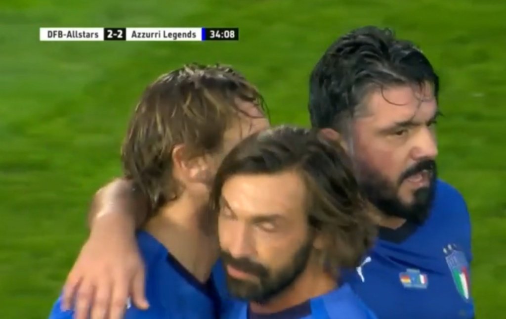 Gattuso, Pirlo y Totti se abrazan en un partido de leyendas de la Selección Italiana. Captura/ESPN