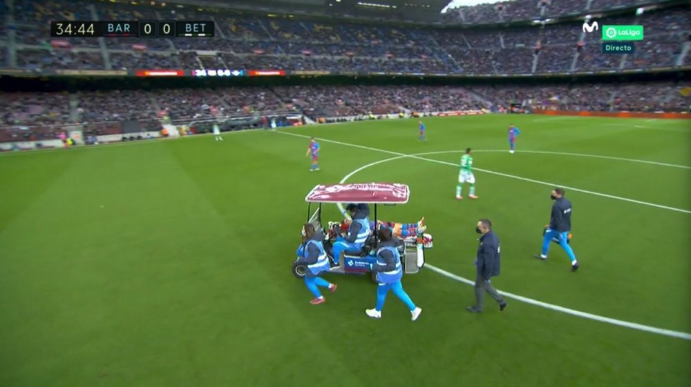Gavi had to leave the field of play injured. Screenshot/MovistarLaLiga