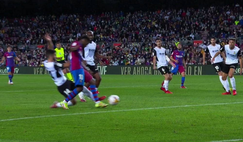 Barca got a controversial penalty and Depay converted. Screenshot/MovistarLaLiga