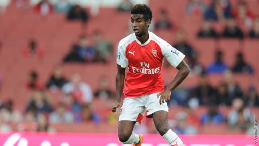 Gedion Zelalem disputa un partido con el Arsenal. Arsenal