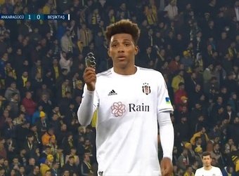 The match between Ankaragucu and Besiktas had to be stopped for a few moments after a knuckle duster was thrown onto the pitch from the stands. Besiktas midfielder Gedson Fernandes showed it to the referee.