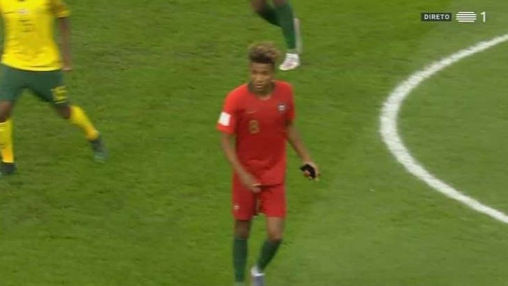 Gedson Fernandes encontró un móvil en pleno partido del Mundial Sub 20. Captura