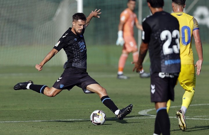Las piernas le pesan al Málaga ante el Cádiz en una derrota con claroscuros (0-2)