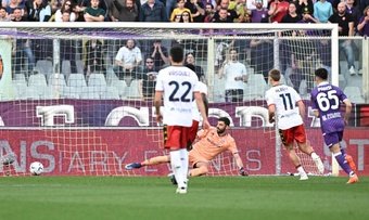 Este lunes, la Fiorentina no pudo pasar del empate en casa ante el Genoa (1-1), resultado que complica sobremanera su presencia en competiciones europeas la próxima campaña. Gudmundsson adelantó a los visitantes en el primer tiempo e Ikoné, tras el descanso, hizo el empate.