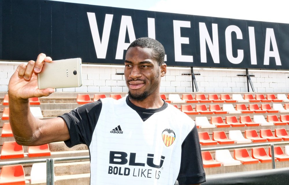 Kondogbia ya luce la camiseta del Valencia. ValenciaCF