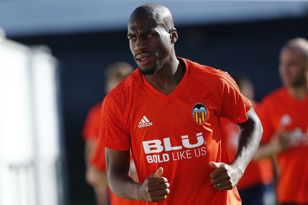 Futebolista 'che' se estreou pelo Valencia diante dos 'merengues'. Twitter/Geoffrey Kondogbia