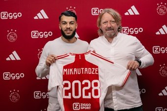 O atacante de 22 anos troca o Metz pelo Ajax em uma operação que ronda os 19 milhões de euros.