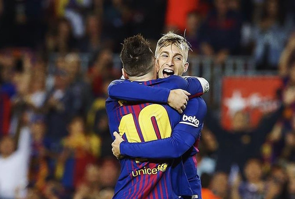 Gerard Deulofeu y Leo Messi se abrazan para celebrar un tanto del Barcelona. EFE