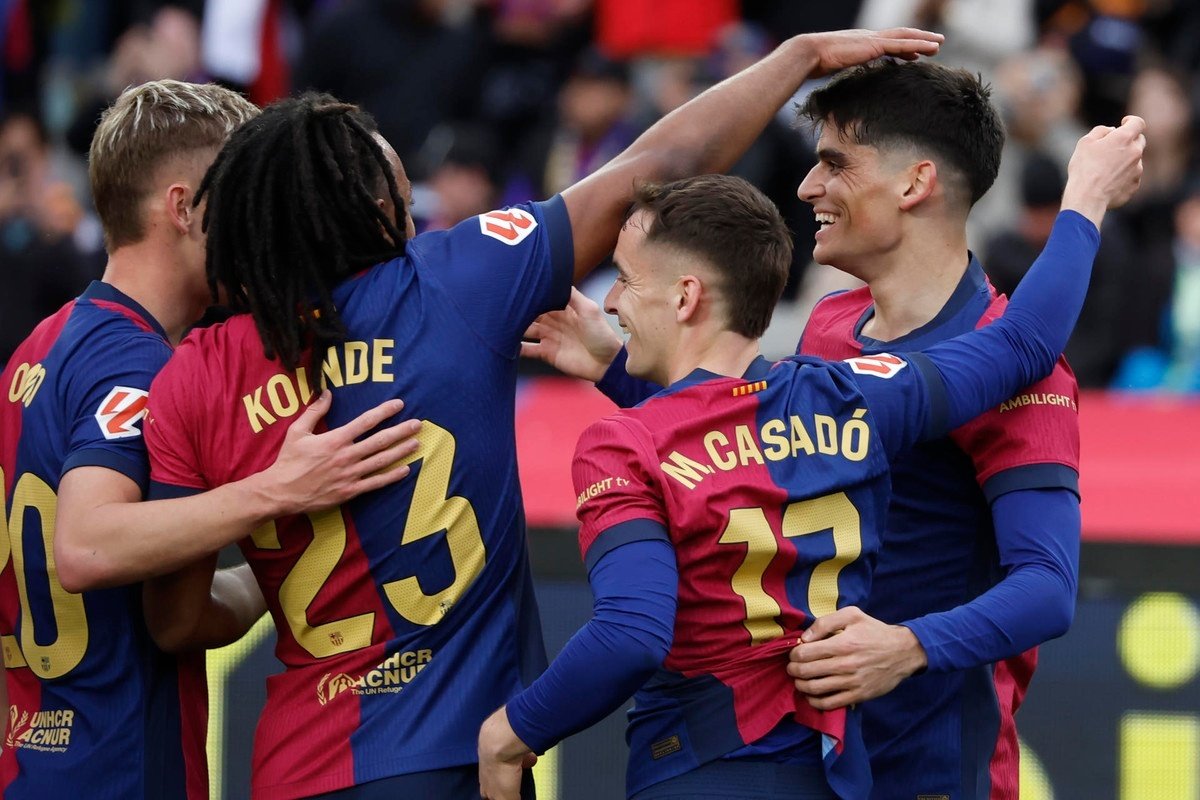 Elustondo pone la alfombra roja y el Barça desfila hacia el liderato
