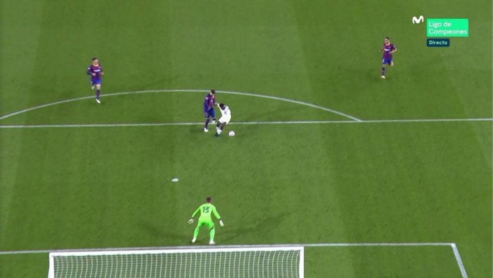 Pique was not trying to play the ball. Screenshot/MovistarLigadeCampeones