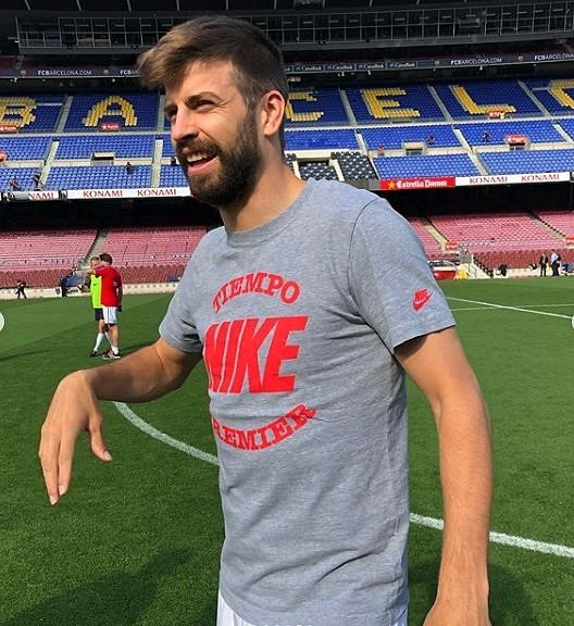 Triatleta reptiles Acostumbrar Piqué dice adiós a la temporada con un partidillo en el Camp Nou