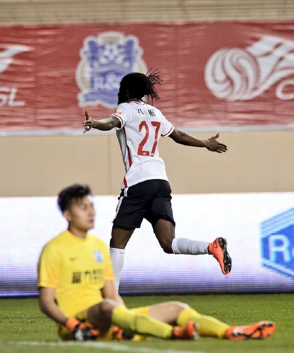 Gervinho celebra su primer gol en la Superliga China con el Hebei Fortune, ante el Guangzhou R&F, en el partido inaugural de la temporada en el gigante asiático. Twitter