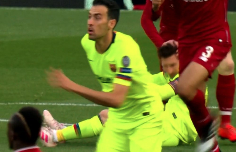 Messi se quejó por este feo gesto de Robertson. Captura/Movistar
