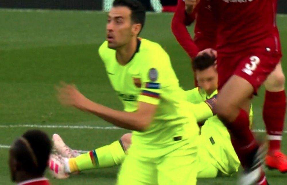 Andy Robertson showing Messi no mercy. Screenshot/Movistar