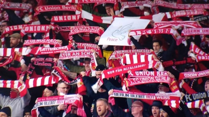 Los fans del Union Berlin quieren paz. Captura/SkySport