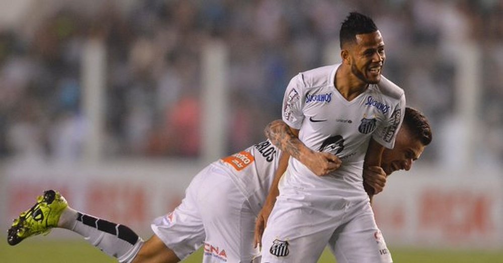 Geuvanio celebra un gol con un compañero del Santos. Twitter