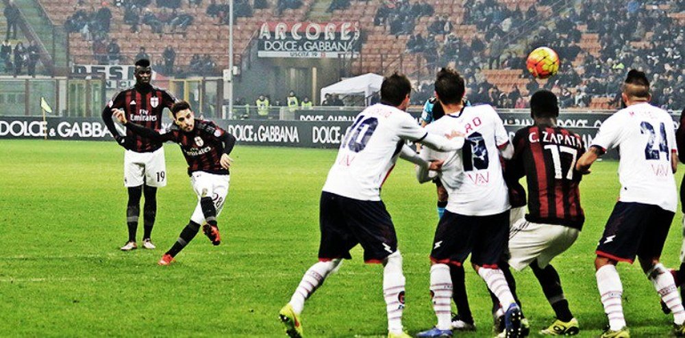Giacomo Bonaventura ejecuta el tiro libre que supuso el 2-1 para el Milan en el duelo de Coppa ante el Crotone. Twitter