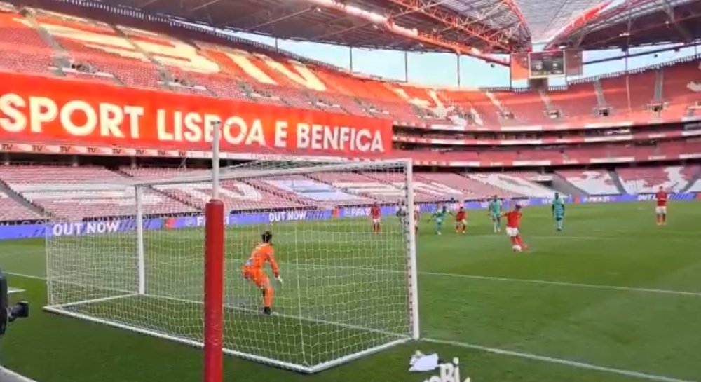 Gian-Luca Waldschmidt marcou gol de pênalti contra o Marítimo pela Liga Portuguesa. Captura/Twitter