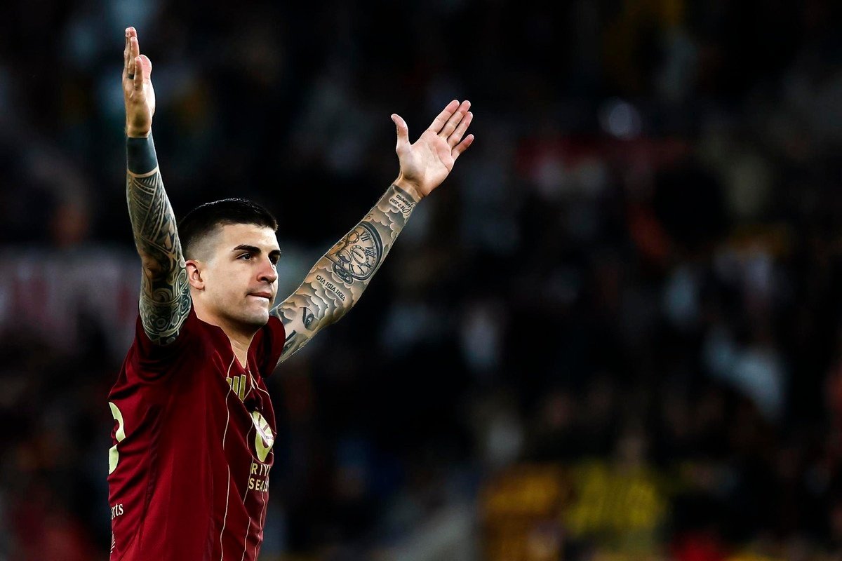 Gianluca Mancini si racconta in un'intervista a 'Il Corriere dello Sport', tra il legame con Gasperini, gli avversari più difficili da marcare e il sogno di restare alla Roma a vita. "Diventare una bandiera sarebbe un sogno", ha dichiarato il difensore.
