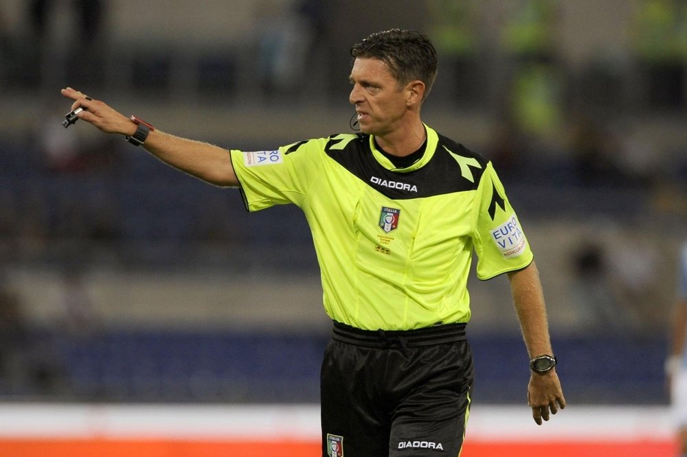 Gianluca Rocchi, árbitro italiano, durante un partido. Twitter