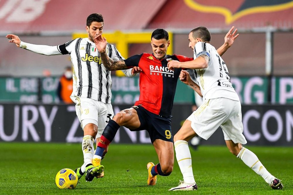 Bentancur (L) could feature as part of a swap deal with Atletico. EFE