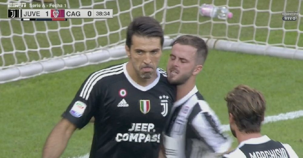 Gianluigi Buffon celebra su parada en el penalti con Pjanic y Marchisio. Twitter/ESPN