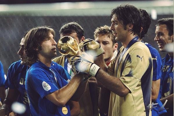 Gianluigi Buffon le pasa a Andrea Pirlo la Copa del Mundo de 2006. Twitter