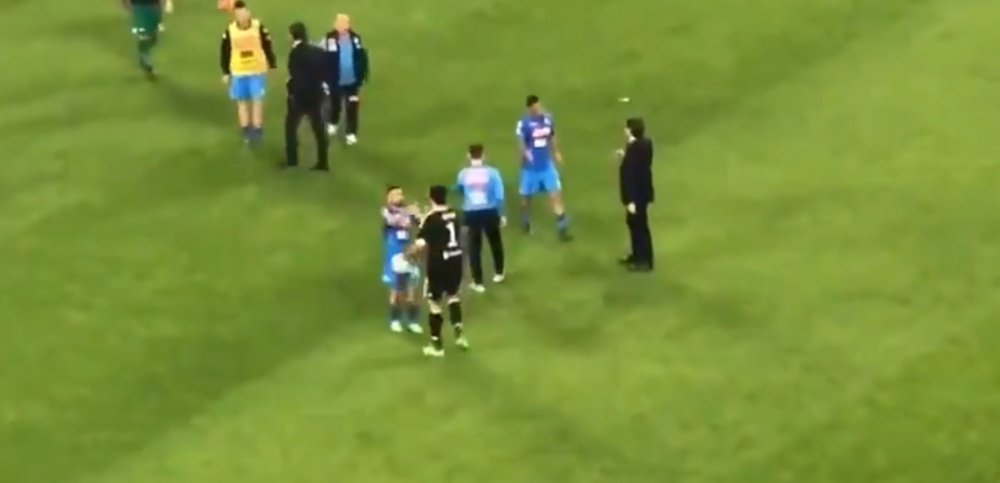 Buffon can be seen congratulating opposing player Insigne. Captura