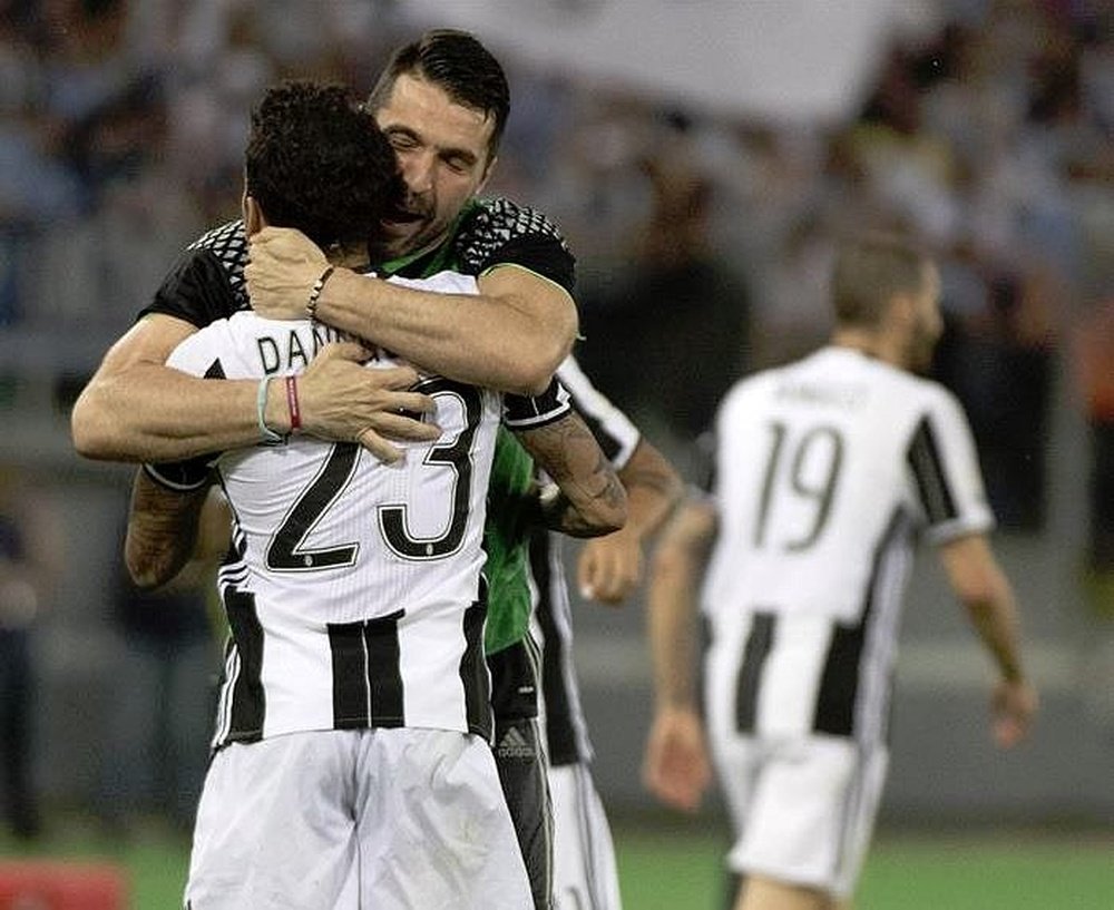 Buffon and Alves celebrating a win in their Juventus days. EFE