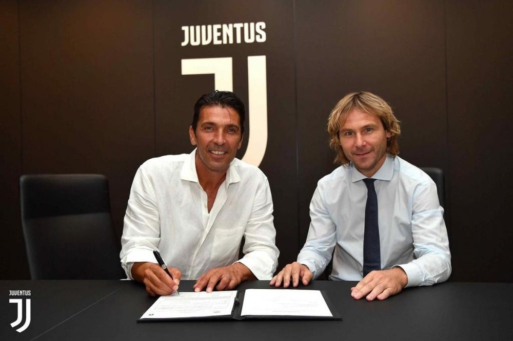 Buffon é oficialmente reforço da Juventus. JuventusFC