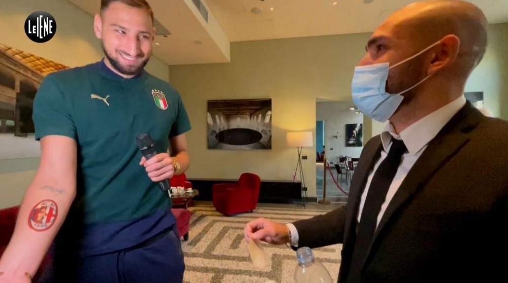 Donnarumma se probó el tatuaje del Milan. Captura/Lelene