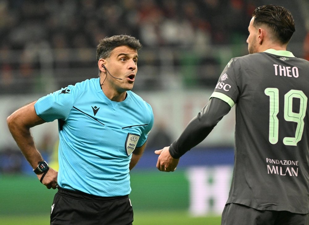 LaLiga denuncia insultos a Gil Manzano y al Madrid en el Barcelona-Betis. EFE/Daniel Dan Zennaro