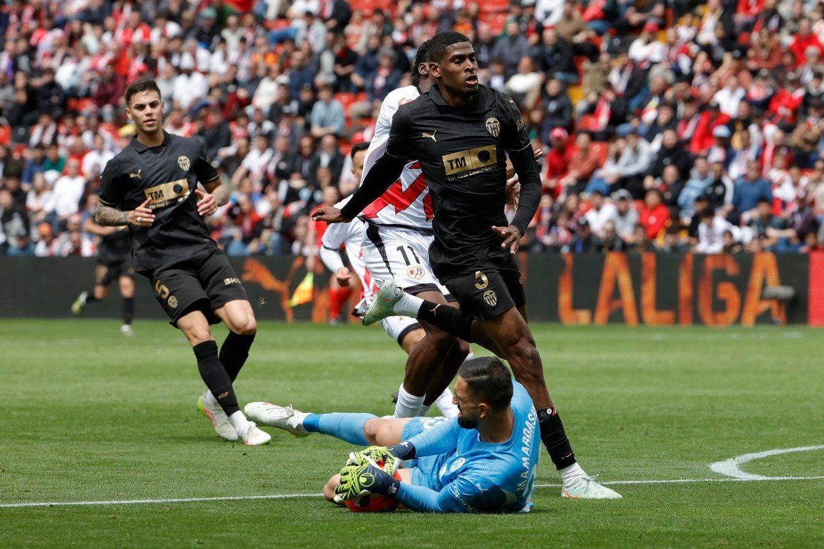 Arsenal close to finalising Mosquera signing as defender joins Asia Tour