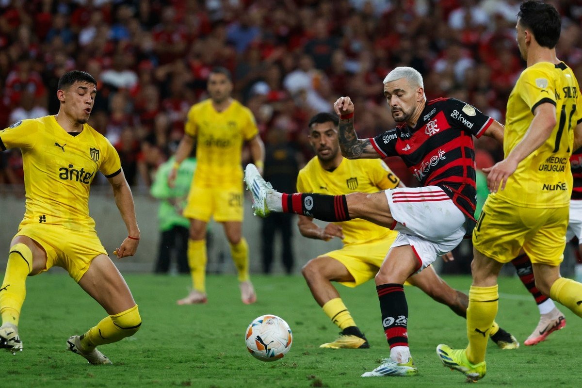 Flamengo e Peñarol se enfrentam, em meio à crise no Rubro-Negro