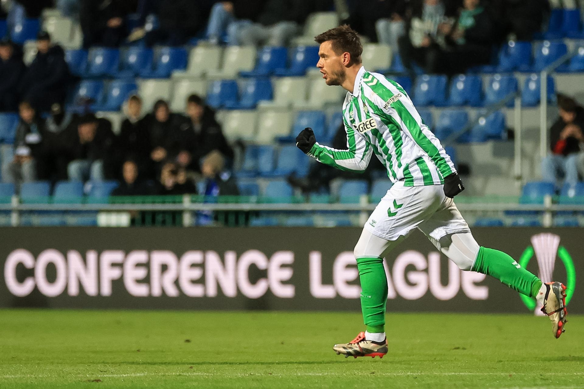 Lo Celso se perderá los 2 próximos partidos del Betis. EFE/EPA/MARTINDIVISEK