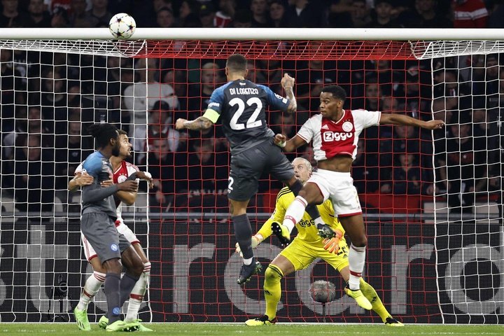 Giovanni di Lorenzo cabeceia o esférico na partida entre o Ajax e Napoli pela Champions League.EFE