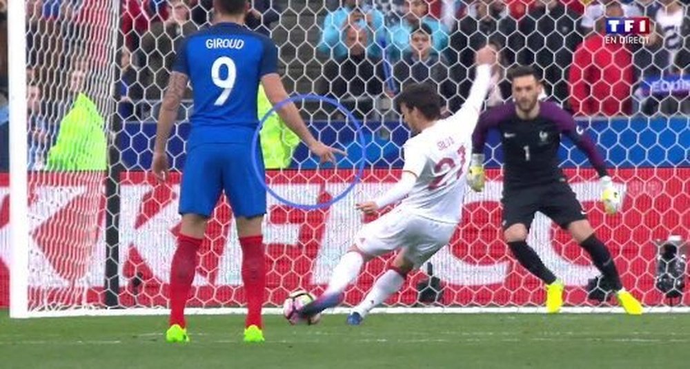 El delantero de Francia trató de avisar a su portero, pero no tuvo éxito. Twitter