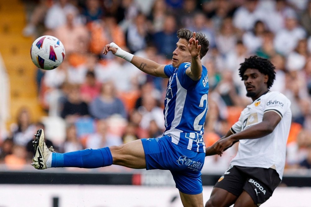 Giuliano (L) is set to play for Alaves next campaign. EFE