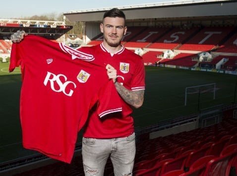 Gladwin posa con la camiseta del Bristol City. Twitter