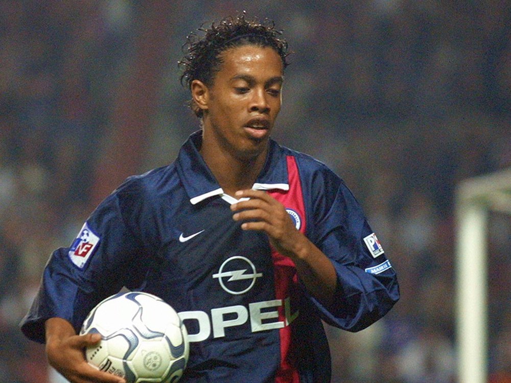 Ronaldinho foi um dos estrangeiros que mais brilhou nos franceses do PSG. AFP