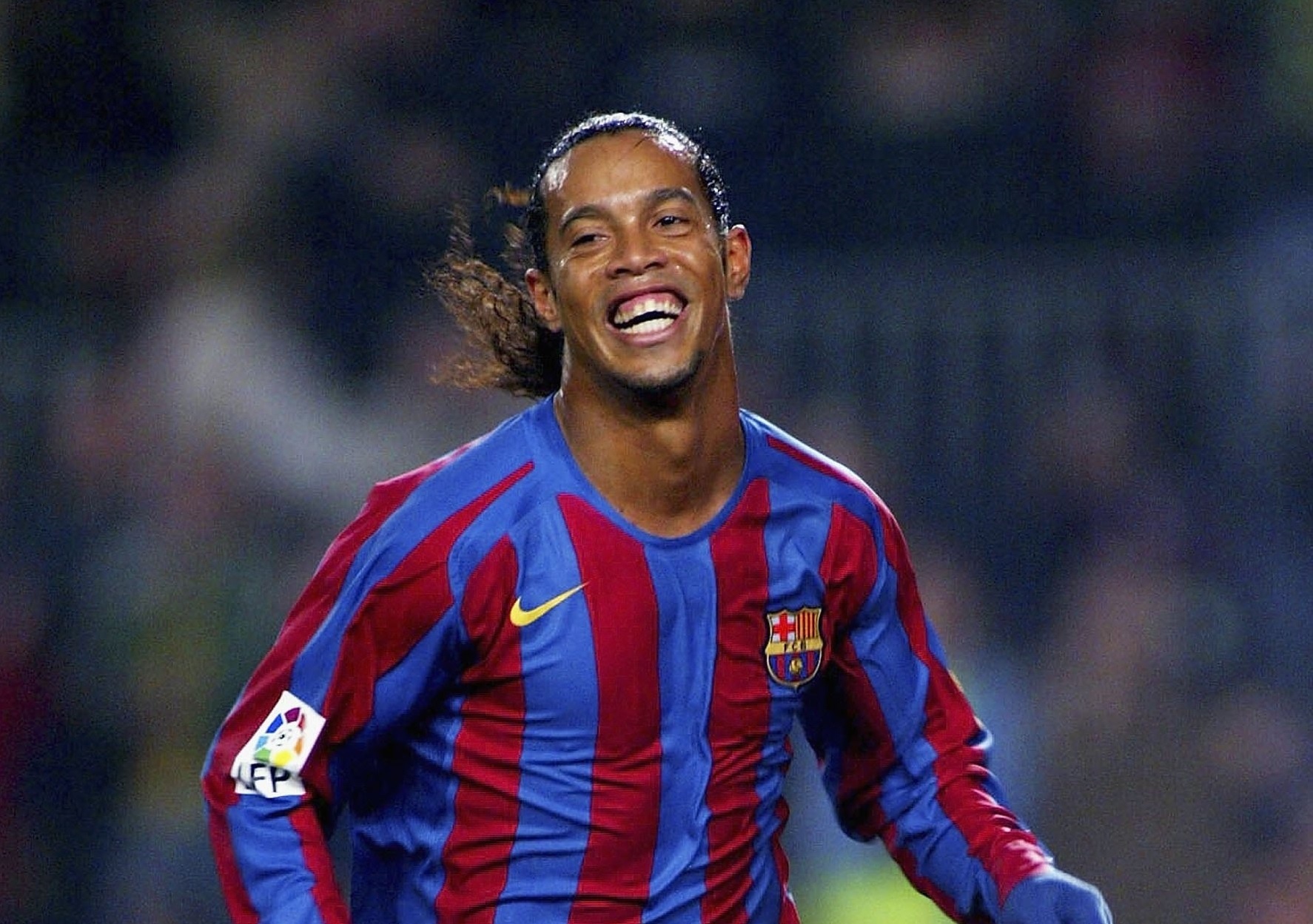 Ronaldinho Gaúcho dá show em jogo de lendas de Barcelona e Real Madrid