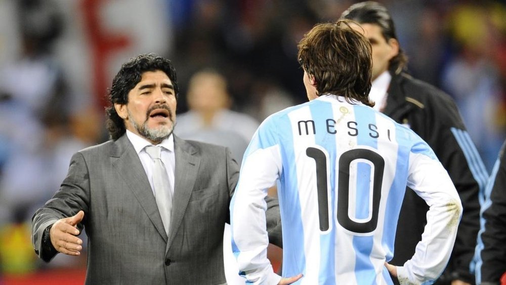 “Fuja dos críticos”, diz Maradona a Messi. Goal