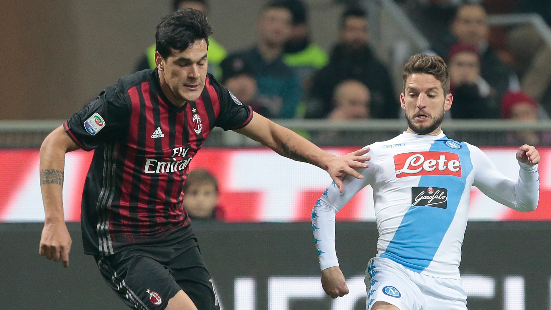 Milan 1 x 2 Napoli: Rossoneros perdem em casa e rival assume vice-liderança