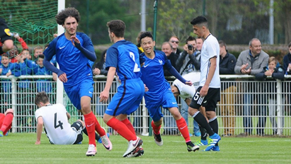 Adli lors du match avec l'Équipe de France U17. AFP