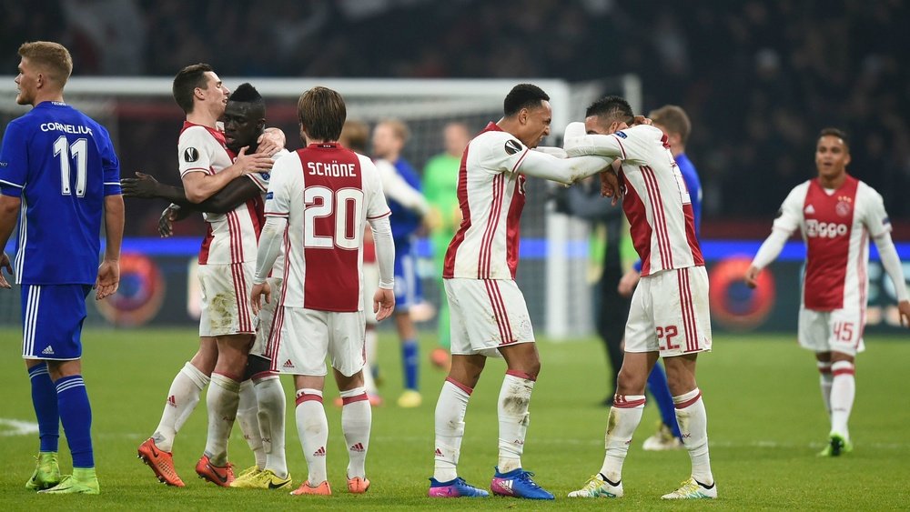 Les joueurs de l'Ajax Amsterdam célèbrent leur qualification en Europa League. Goal