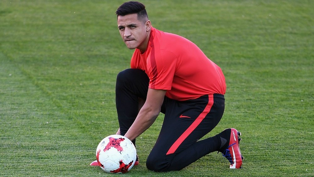 Claudio Bravo says Alexis Sanchez would be welcomed at Manchester City. GOAL