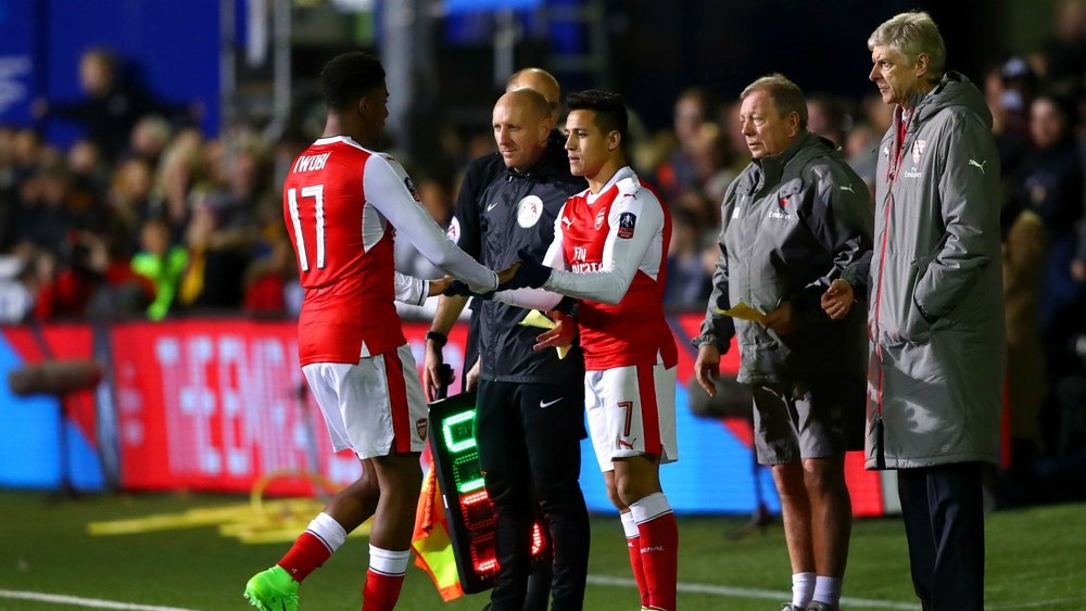 Alexis Sanchez et Iwobi lors d'un changement dans le match de FA Cup entre Sutton et Arsenal. AFP