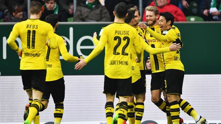 Dortmund fica com um a mais, toma susto, mas vence Werder Bremen